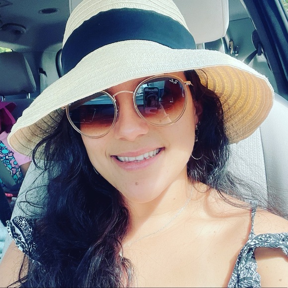 Meet your Posher, Lianet - Picture 1 of 1